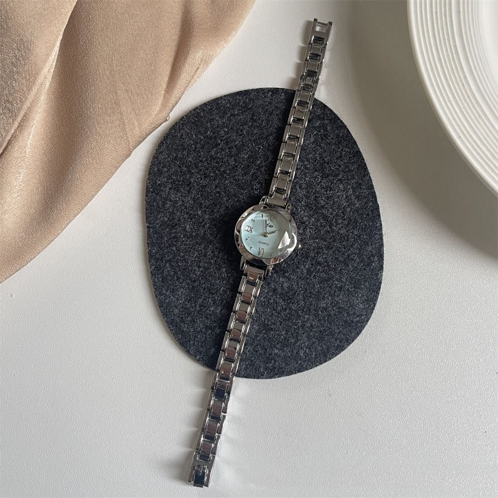 ساعة يد ذهبية أنيقة وفاخرة للن - مراجعة Smartwatch Vintage Watches For Women وسعره